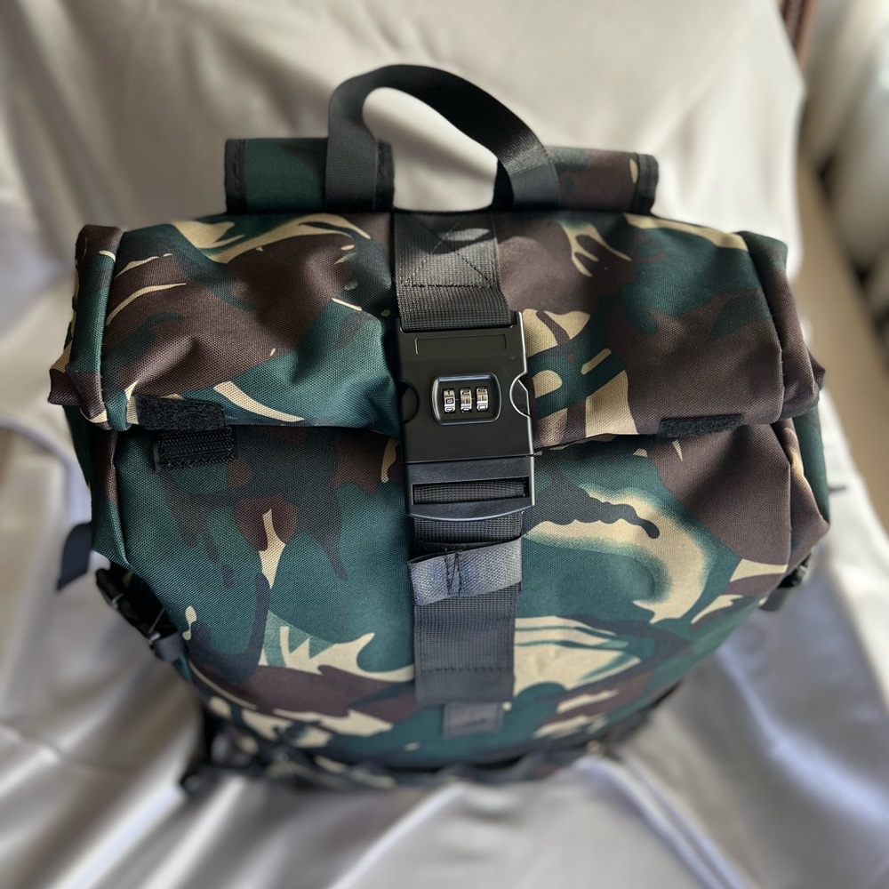 WIFF Camouflage Smell, Ordor and Weather Proof Combination Lock carbon lined bag - Picture 3 of 15